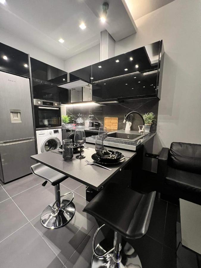 Luxury Black And White Interior Apartments Kalamata Bagian luar foto