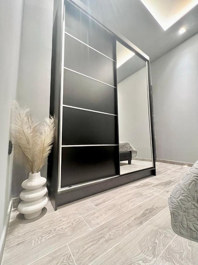 Luxury Black And White Interior Apartments Kalamata Bagian luar foto